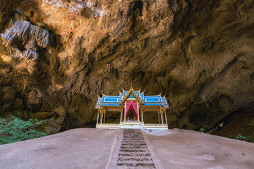 Obraz premium Morning sunbeam on royal pavilion in the Phraya Nakhon Cave, Pra