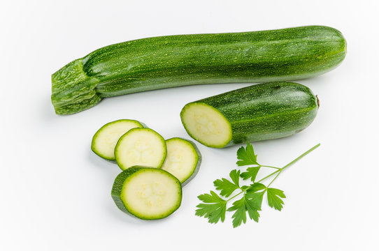 Zucchine verdi su fondo bianco