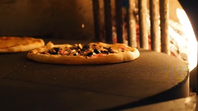 Pizza cotta in forno rotante