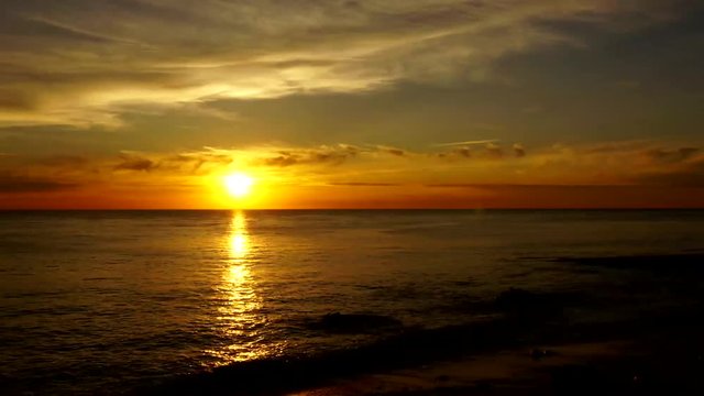Coucher de soleil sur la mer en time lapse