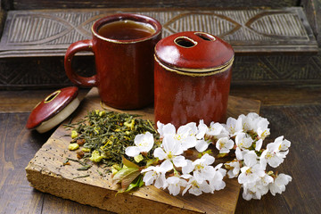 Obraz na płótnie Canvas Japan's tea cups with green tea and sakura flowers
