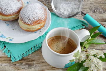 caffè fumante e krapfen su legno vintage