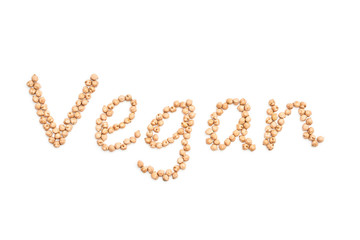 Wort Vegan als Schriftzug aus Kichererbsen auf weißem Hintergrund freigestellt