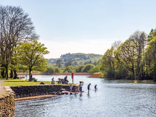 Foto auf Acrylglas Lake Windermere, Cumbria, UK. May 9th 2016. Tourists enjoying the sunny weather by cooling off in the lake at Fell Foot © Sue Burton