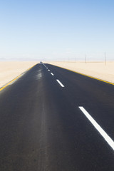 Strasse mit Fahrbahnmarkierung in der Wüste, highway with road marking in the desert