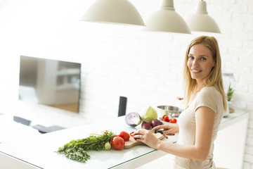 Obraz na płótnie Canvas Young woman in the kitchen