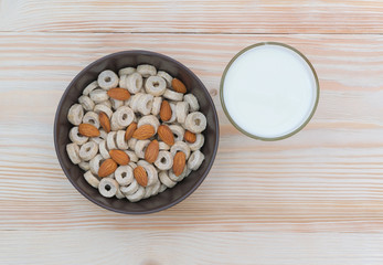 Fototapeta na wymiar Healthy breakfast cereal with milk