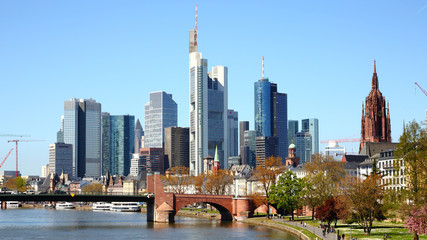 Frankfurt am Main, Blick von der Ignatz-Bubis-Brücke. (April 2016) 
