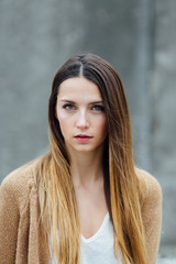 Fototapeta premium Portrait einer jungen Frau mit braunen Haaren