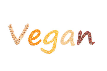 Wort Vegan als Schriftzug aus verschiedenen Hülsenfrüchten als Freisteller