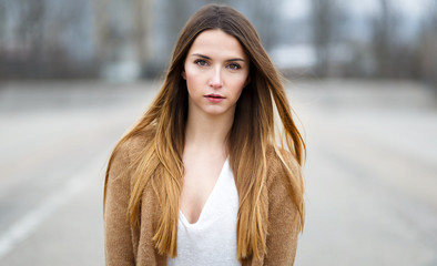 Portrait einer jungen Frau mit braunen Haaren © unigraphy