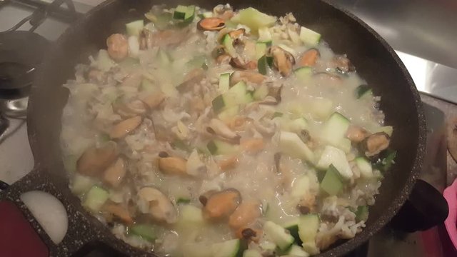 sugo per pasta con cozze, vongole e zucchine 4k