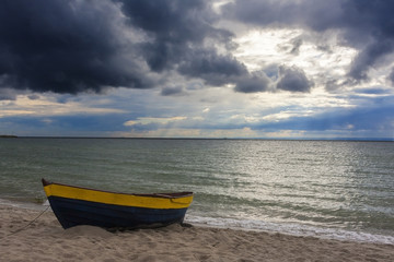 Obraz premium Autumn. Storm clouds over the sea