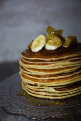 Pancakes Stappel mit Äpfeln und Banane