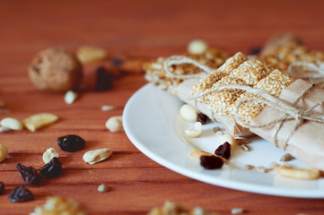 Granola bars made of sesame seeds, peanuts, cashew nuts.