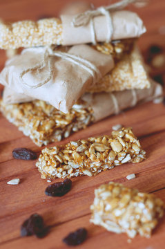 Granola bars made of sesame seeds, peanuts, cashew nuts.