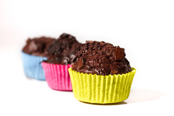 helle und dunkele Schokolade-Chip Muffins im bunten Papier