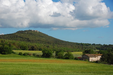 Fototapeta na wymiar Porchiano del Monte-Veduta da lontano