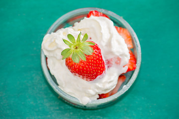 Erdbeeren frisch mit Sahne
