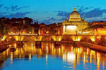 Fototapeta premium Nocny widok na Saint Peter's Vasilica i Most Sant'Angelo nad Tybrem w Rzymie