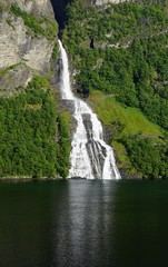 Fototapeta na wymiar Wasserfall im Fjord