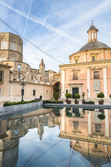 Obraz premium Mirror reflection of the Valencia Cathedral and Royal Basilica of Our Lady of the Abandoned in the pool. Valencia. Spain