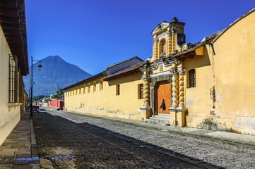 Fototapeta na wymiar Agua volcano & cobblestone street, Antigua, Guatemala