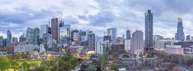 Foto op Plexiglas Toronto Financial District wolkenkrabbers en de CN Tower apex op de achtergrond bij schemering-panoramisch © redfoxca