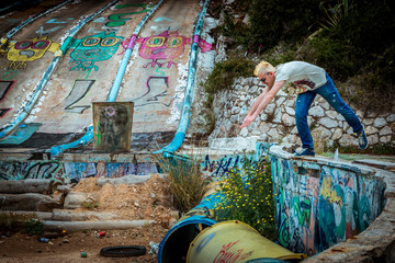 Jeune homme dans un parc d'attraction abandonné, Urbex