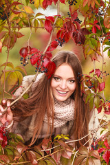 Naklejka premium woman fashion girl relaxing walking in autumnal park