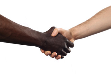 une poignée de main entre deux hommes de couleurs différentes