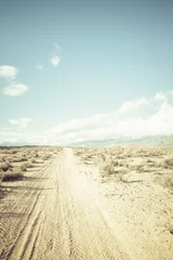 Abwaschbare Fototapete Sandige Wüste Schotterstraße in der hohen Wüste