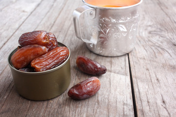 Dried date palm with milk tea