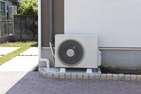 住宅　設備　エアコン室外機　戸建て　設置例