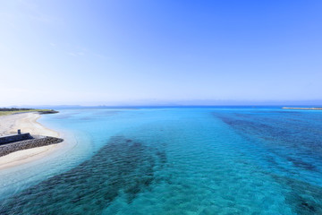 Obraz na płótnie Canvas 美しい沖縄のビーチと夏空 
