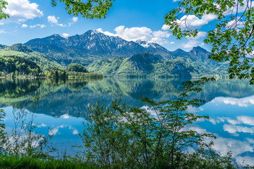 Kochelsee und Herzogstand in Bayern mit grüner Umrahmung © Andy Ilmberger