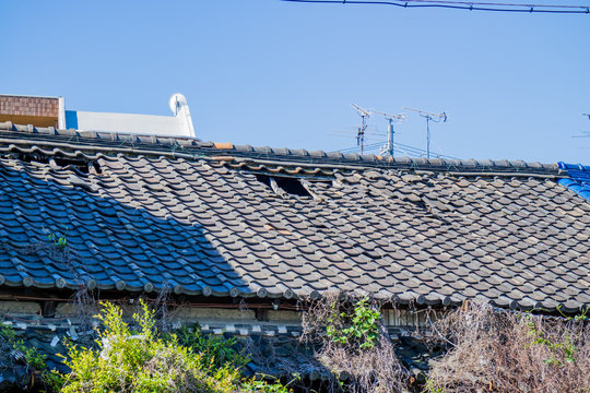 屋根に穴が空いている住宅
