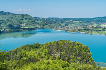 Fototapeta na wymiar Kochelsee mit Kochel am See in Oberbayern