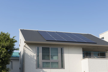 住宅　ソーラーパネル　施工例　シンプル　青空コピースペース