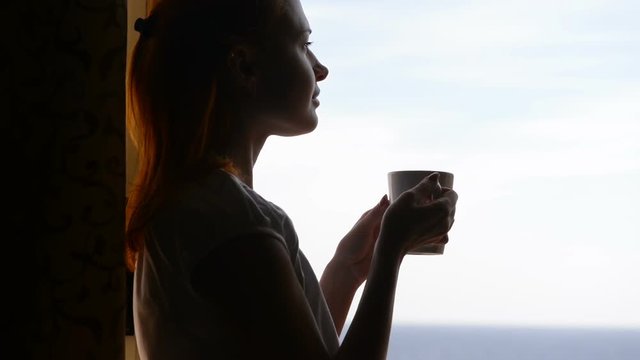 Beautiful woman in drinking coffee