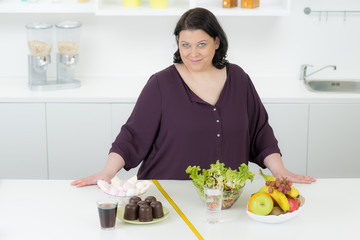 übergewichtige frau entscheidet sich zur gesunden ernährung