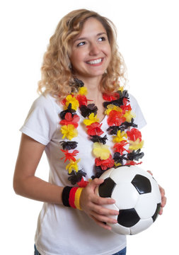 Weiblicher Deutschland Fan mit Ball träumt vom Titel