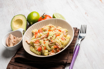 pasta with tuna avocado and fresh tomatoes
