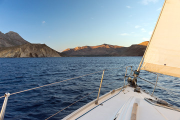 Obraz premium Prow of sailing boat and seacoast