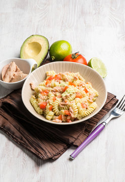 pasta with tuna avocado and fresh tomatoes
