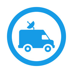 Icono plano furgoneta con antena parabolica en circulo color azul © teracreonte