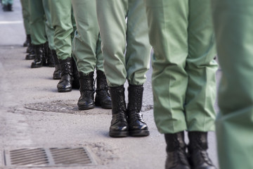 Botas de soldado en un desfile.