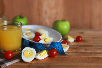breakfast tomato egg wooden background