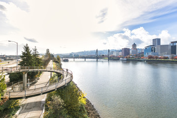 Obraz premium river,pedestian bridge with cityscape and skyline of portland