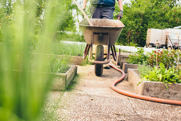 Ein junger Mann arbeitet im Garten